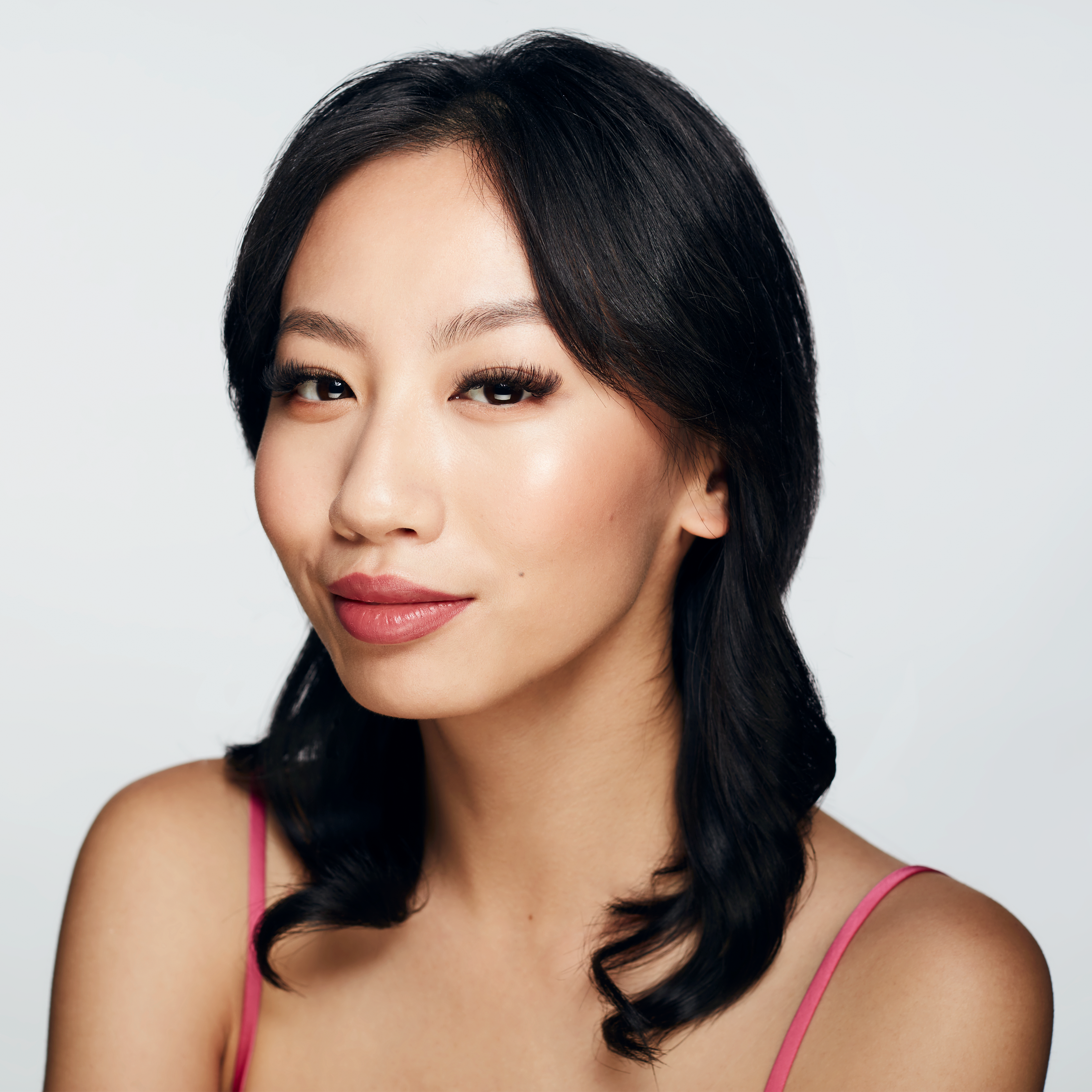 Model with lash extensions